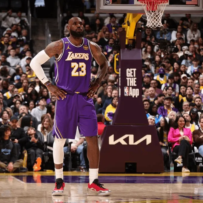 开云体育下载-NBA官方：詹姆斯距历史进球数第一人仅差11球，今日有望登顶